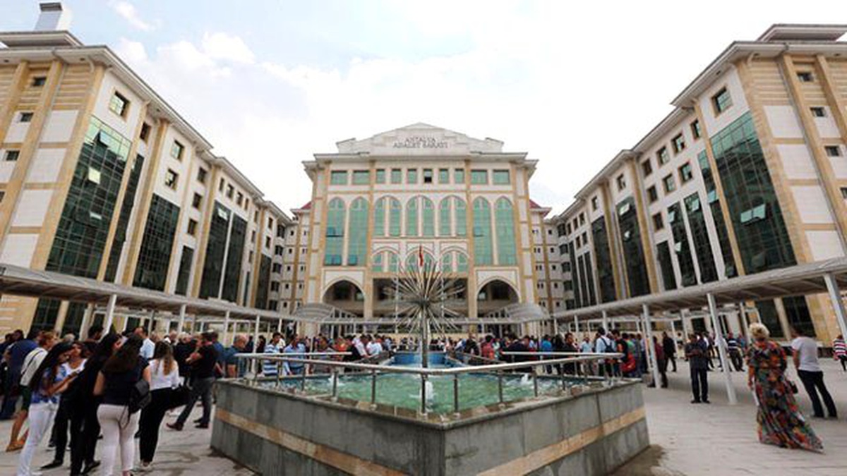 Görüntülü Haber) Antalya Adliye\'sinde Polisin Yaptığı Aramalar Sona Erdi