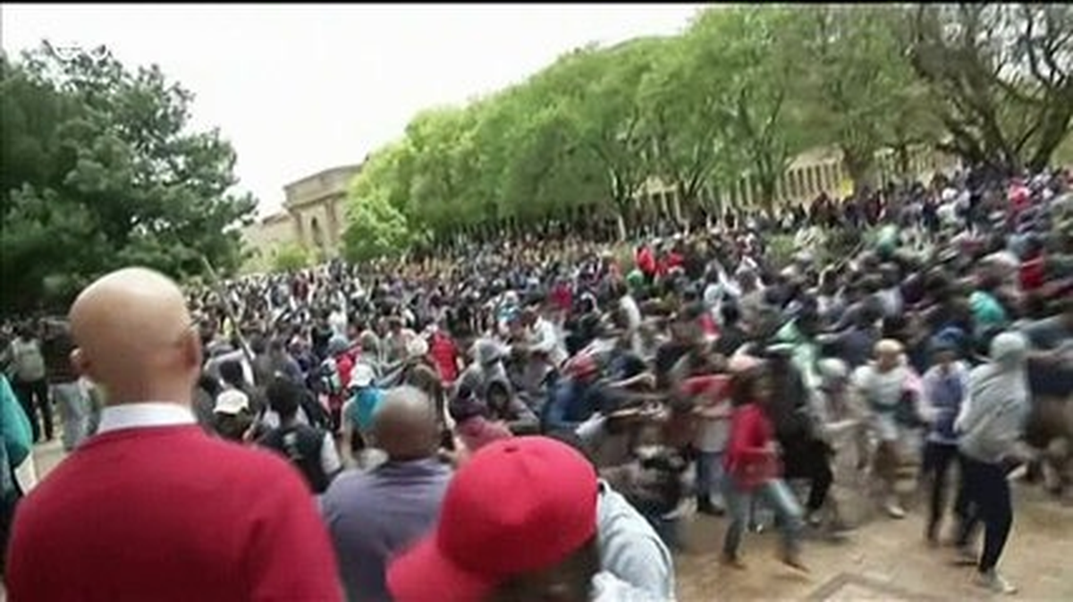 Güney Afrika\'da Öğrencilerin Harç Protestosuna Polis Müdahalesi