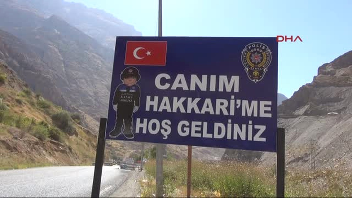 Hakkari\'de Polisten \'Canım Hakkari\'me Hoşgeldiniz\' Tabelası