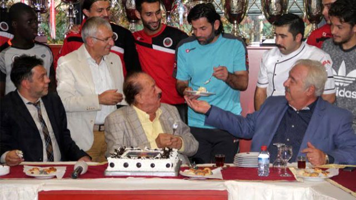 İlhan Cavcav\'a Sürpriz Doğum Günü Pastası