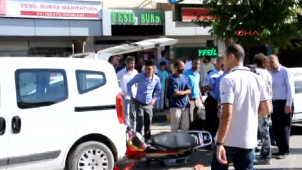 İslahiye Hafif Ticari Araca Çarpan Ehliyetsiz ve Kasksız Motosikletli Yaralandı