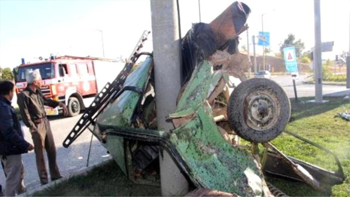 Isparta - İkiye Katlanan Otomobilin Sürücüsü Hafif Yaralı Kurtuldu