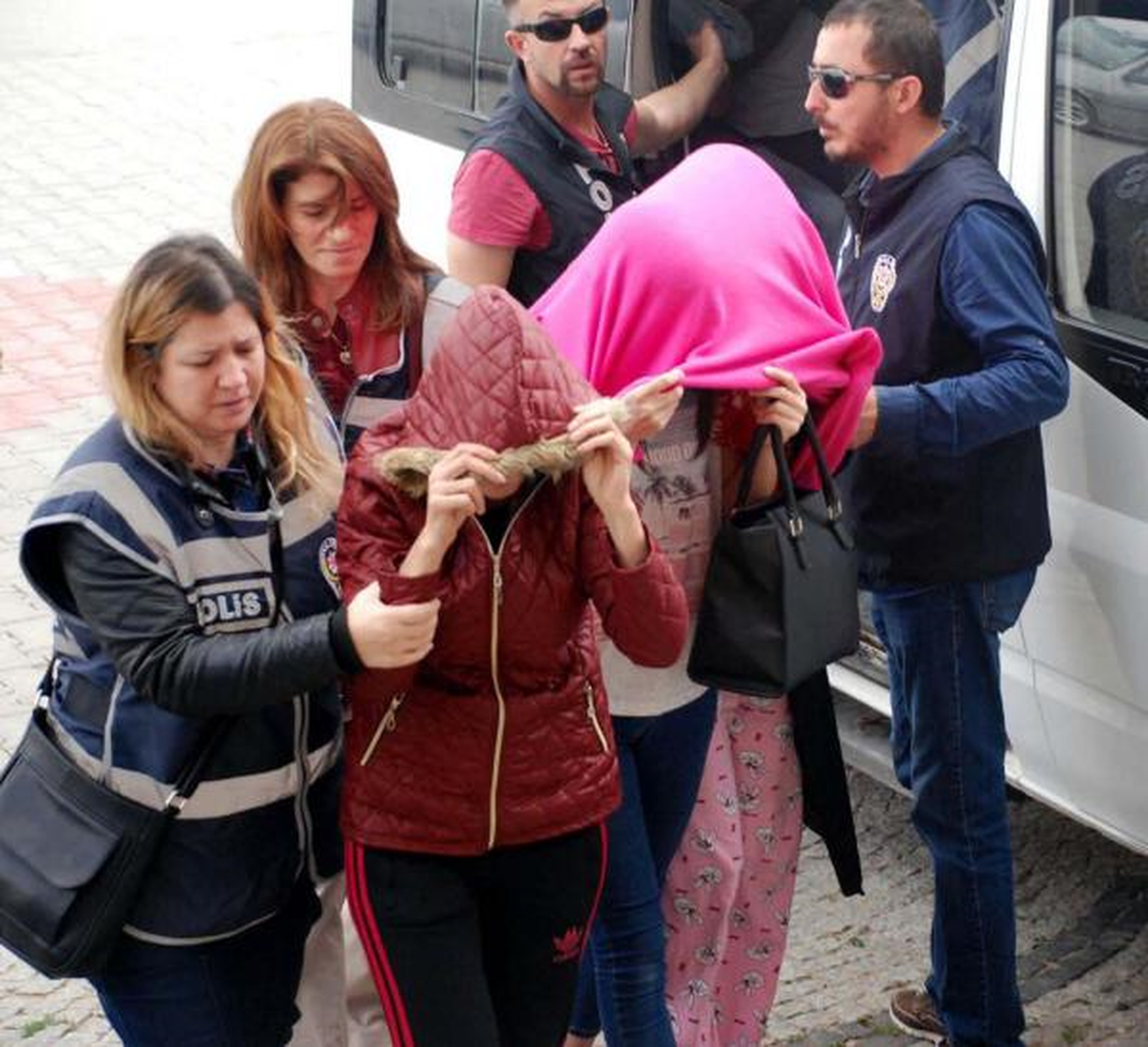 İstanbul ve Biga\'da Eş Zamanlı Uyuşturucu Operasyonu: 8 Gözaltı