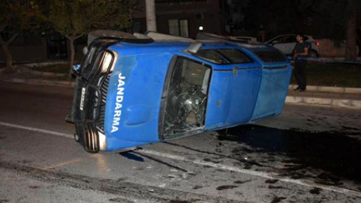 İzmir\'de Askeri Araç ile Otomobil Çarpıştı: 5 Yaralı