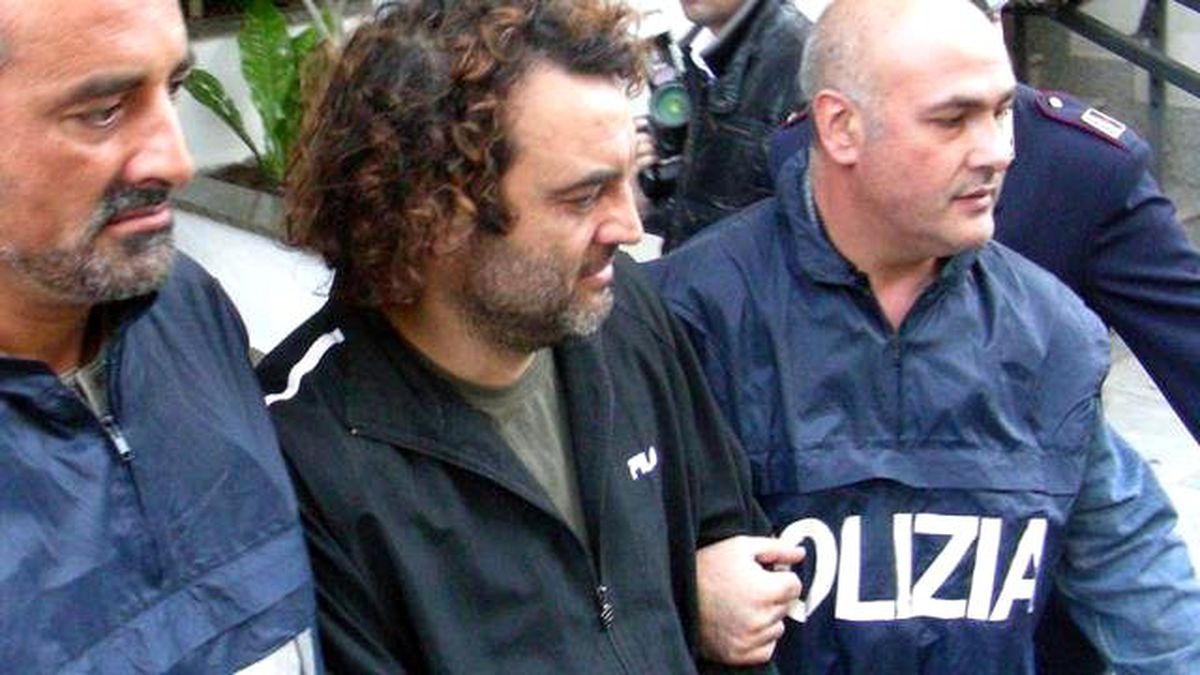 Kaçak Mafya Babasını Dolapta Buldular!
