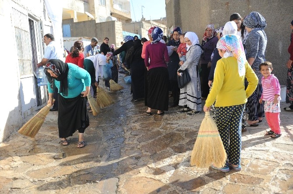 Kadın ve Erkekler, Mardin\'de Sokak Temizliği Yaptı