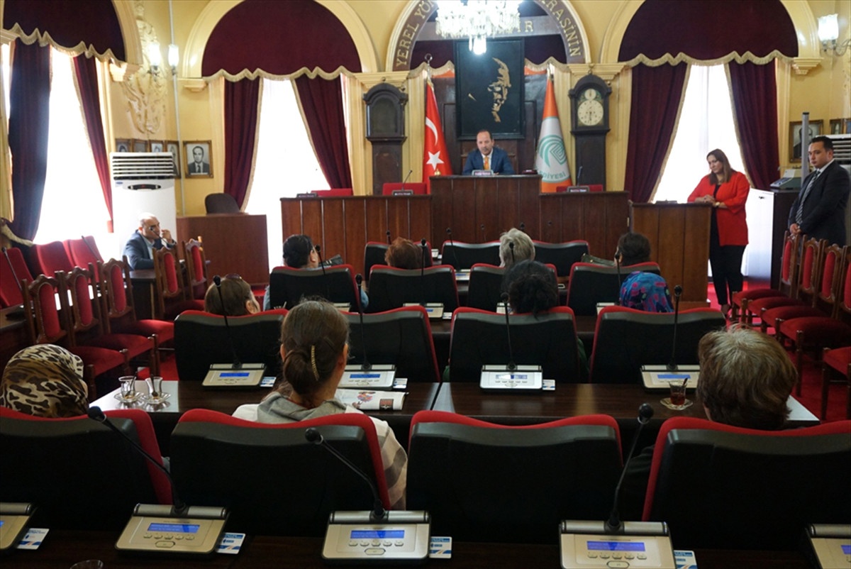Kadınlar, Edirne\'nin Tarihi ve Turistik Yerlerini Gezdi