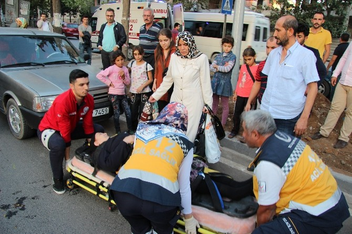 Karşıdan Karşıya Geçmek İsteyen Kadına Otomobil Çarptı