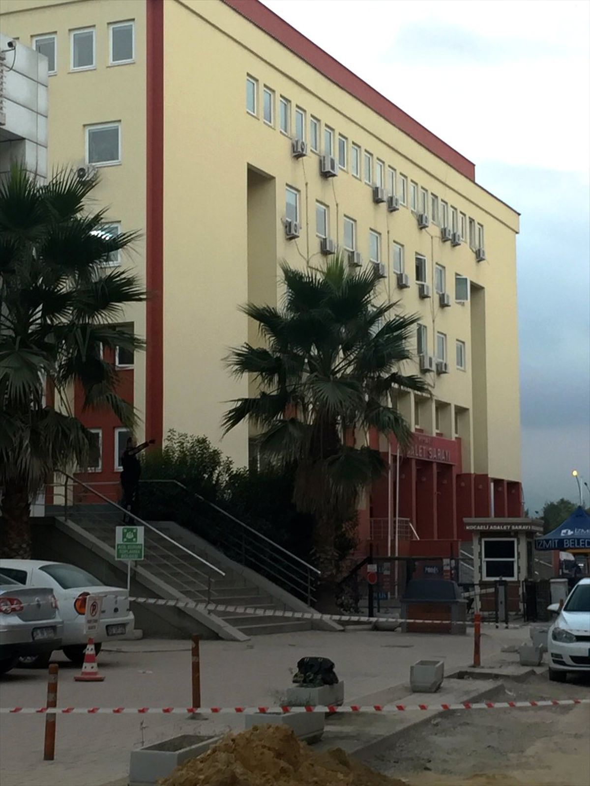Kocaeli\'de Şüpheli Çanta Fünye ile Patlatıldı