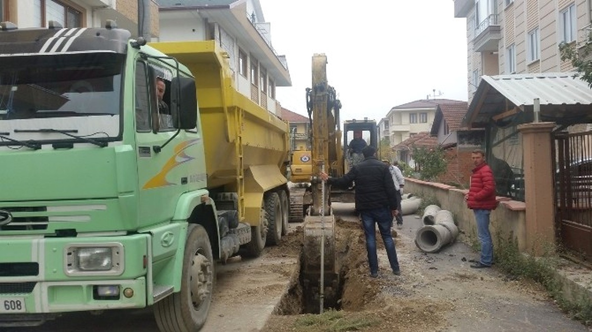 Mahallelerde Yağmur Suyu Kanalları Tamamlanıyor