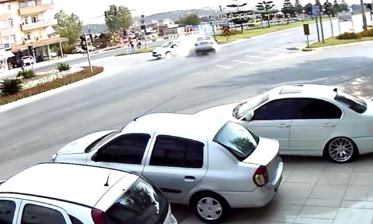 Manavgat\'ta İki Otomobil Çarpıştı: 6 Yaralı