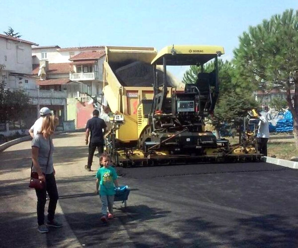 Marmaraereğlisi\'nde Okulların Çevresinde Asfalt Çalışmaları Hızla Devam Ediyor