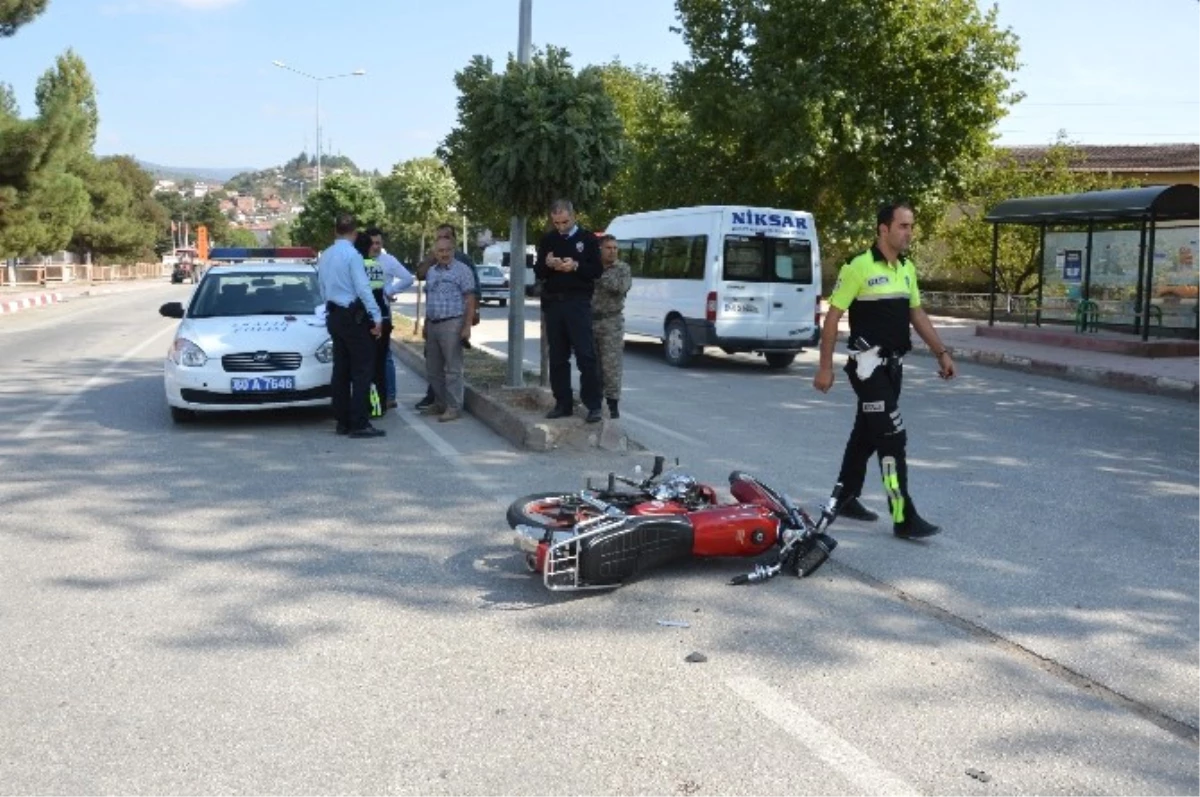 Niksar\'da Otomobil ile Motosiklet Çarpıştı: 1 Yaralı