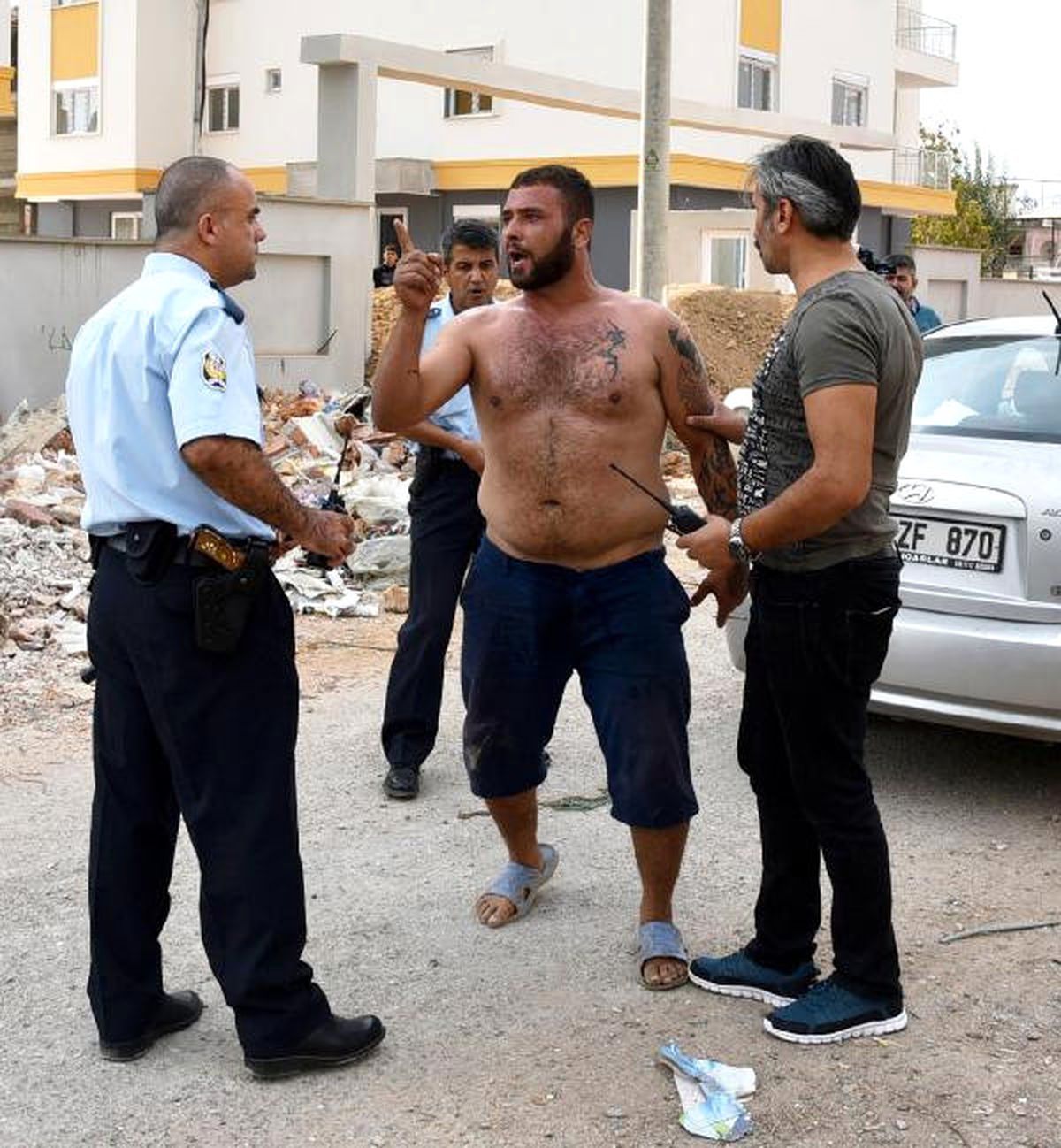 Madde Bağımlısı Genç, Polislerin Yüzüne Tiner Döktü