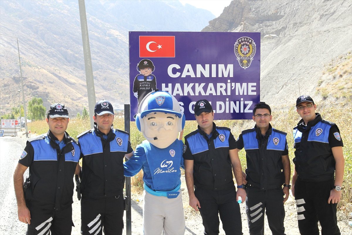 Polisten "Canım Hakkari\'me Hoşgeldiniz" Tabelası
