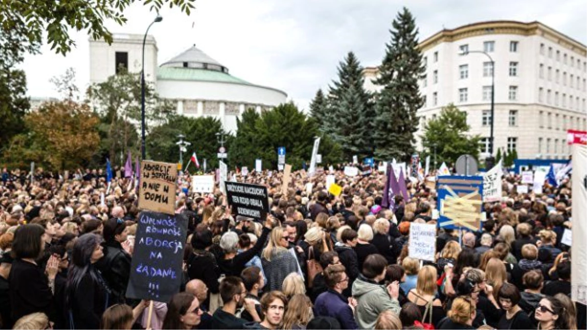 Polonya Kürtaj Yasağında Geri Adım Attı