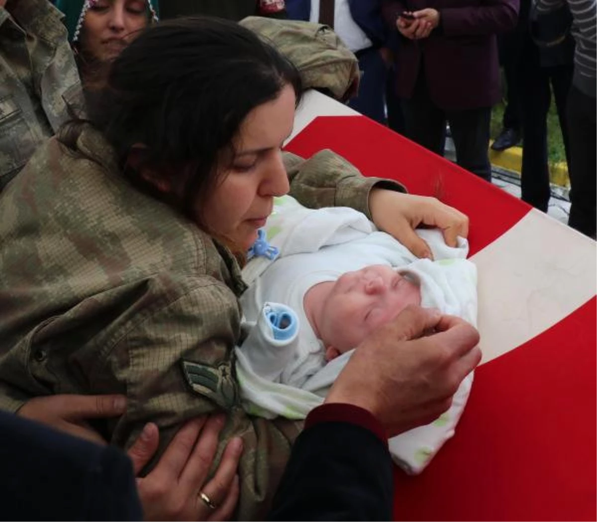 3 Aylık Oğlunu Şehit Babasının Tabutunun Üzerine Yatırdı