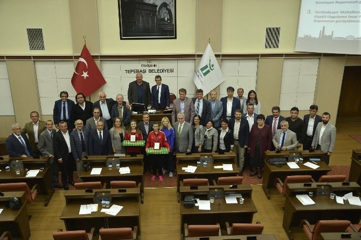 Tepebaşı Meclisi\'nden Şampiyonlara Kutlama ve Ödül