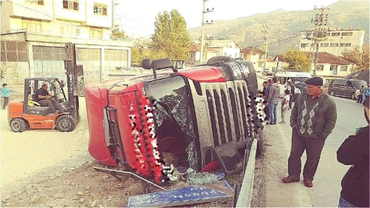 Tokat\'ta Kil Yüklü Tır Devrildi: 1 Yaralı