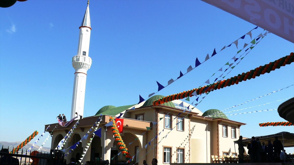Vali Can, Cami ve Kur\'an Kursu Açtı