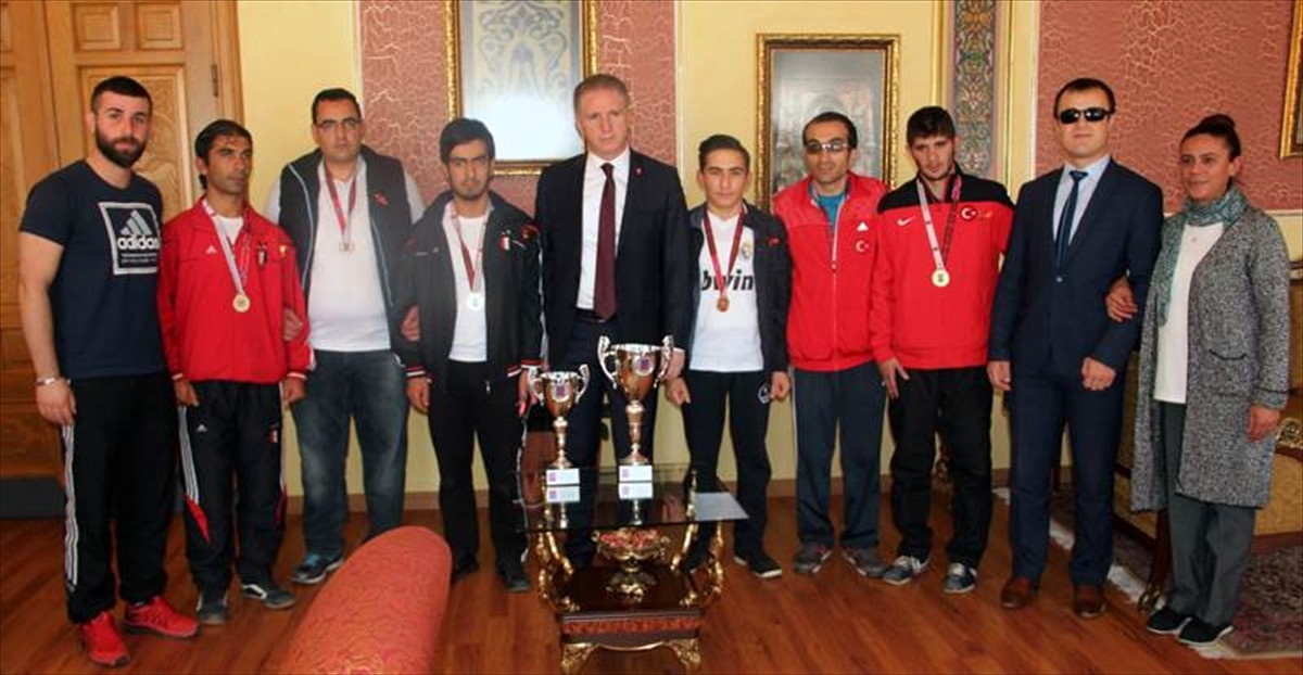 Vali Gül, Başarılı Sporcuları Altınla Ödüllendirdi