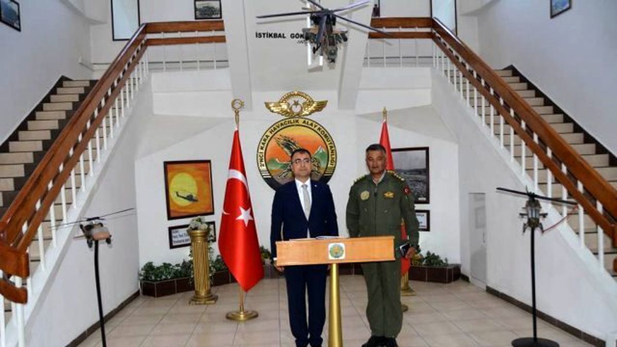 Vali Toprak\'tan 2. Kara Havacılık Alay Komutanlığına Ziyaret