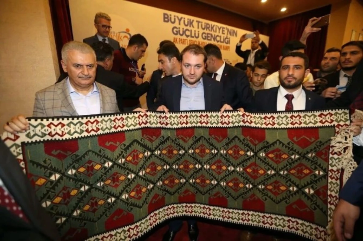 Van\'dan Başbakan Yıldırım\'a El Yapımı Kilim