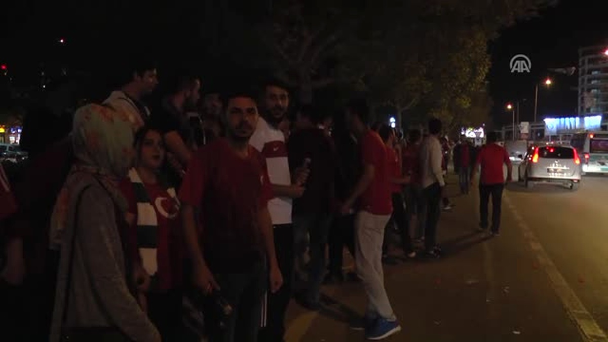 A Milli Futbol Takımı Meşalelerle Karşılandı
