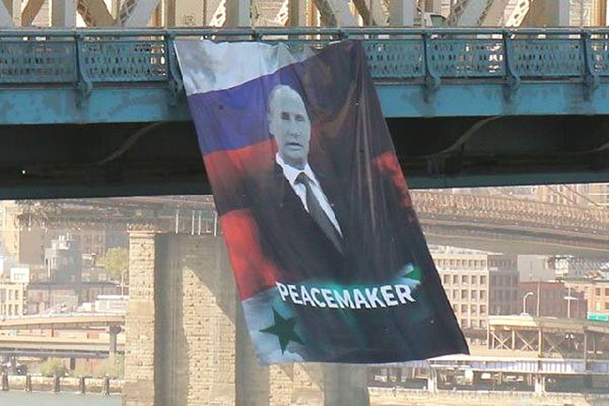 ABD\'deki Köprüye Putin Afişi Asıldı