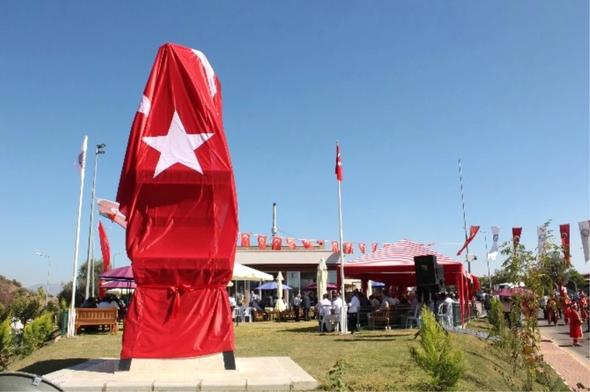 Adnan Menderes\'in Heykeli Memleketi Aydın\'da Törenle Açıldı