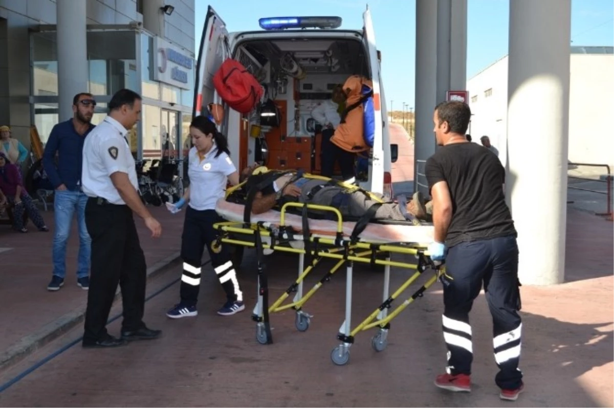 Ayvalık\'ta Kamyon Zeytin İşçilerini Taşıyan Minibüse Çarptı: 18 Yaralı