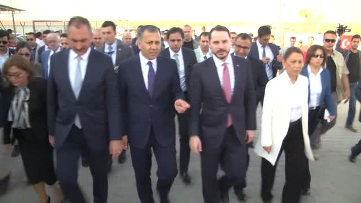 Bakan Albayrak\'ı Suriyeli Çocuklar \'Ölürüm Türkiyem\' Türküsüyle Karşıladı