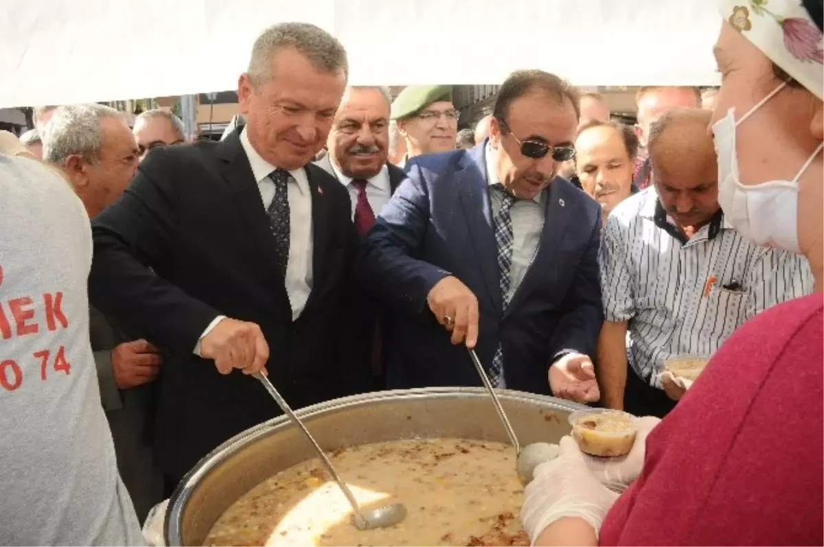 Çaycuma\'da Vatandaşlara Aşure Dağıtıldı