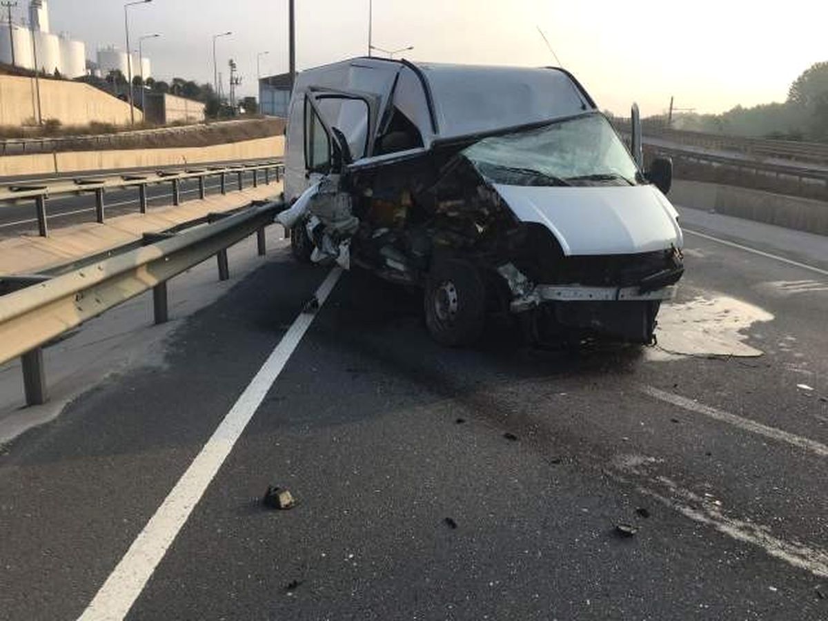 Direksiyon Hakimiyetini Kaybedince Araç Bariyerlere Çarparak Durabildi