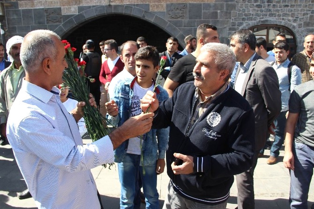 Diyarbakır\'da 6-7 Ekim Olaylarında Öldürülen Yasin Börü ve Arkadaşları Anısına Karanfil Dağıtıldı