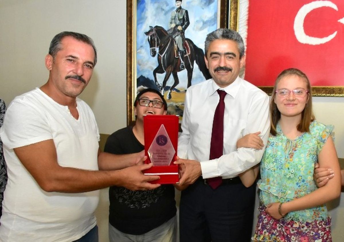 Engelli Gençlerden Başkan Alıcık\'a Plaket