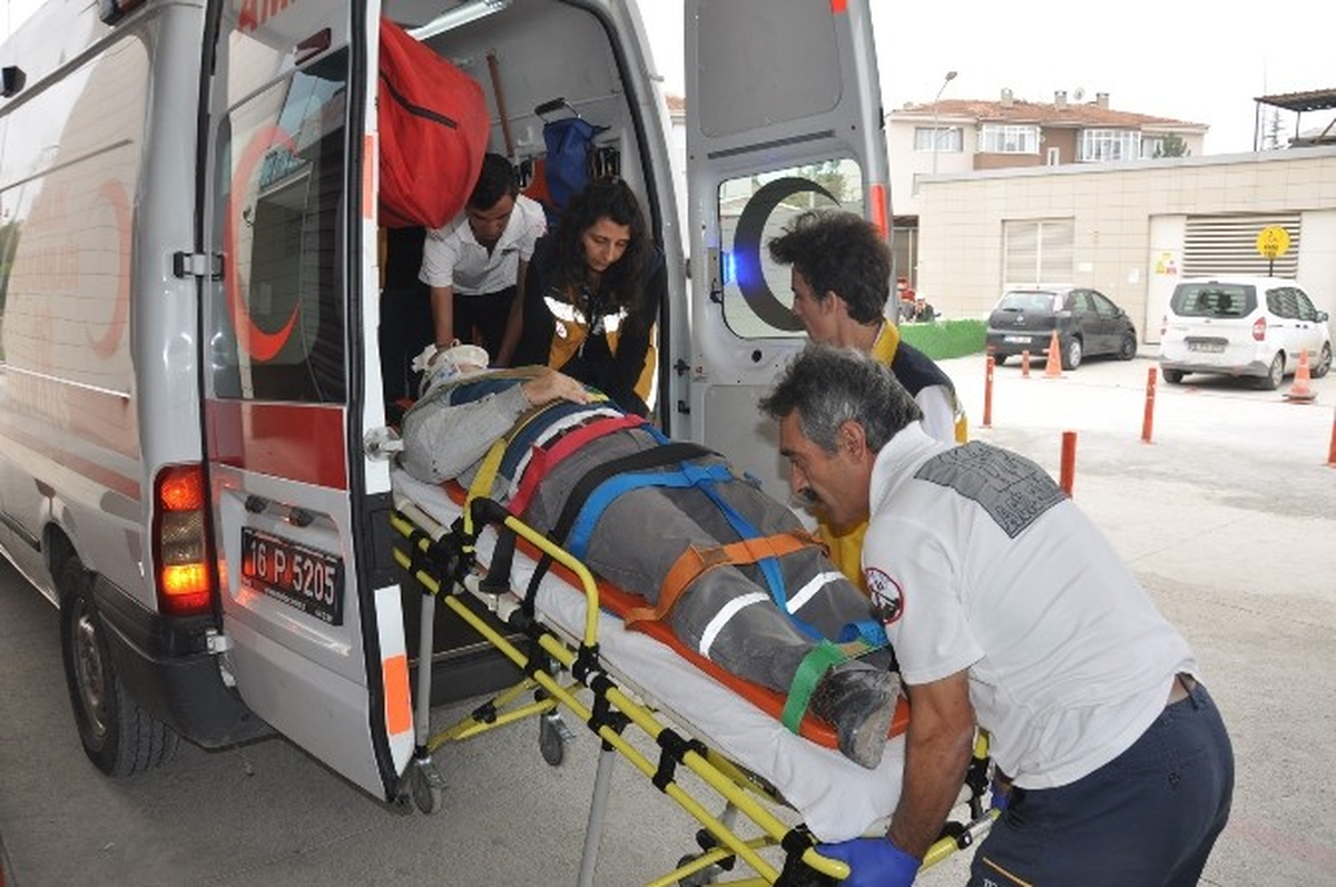 Fabrika Çatısından Düşen Suriyeli Ağır Yaralandı