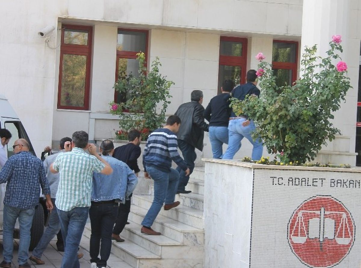 Fetö Operasyonunda Gözaltına Alınan 9 Öğretmen Adliyeye Sevk Edildi