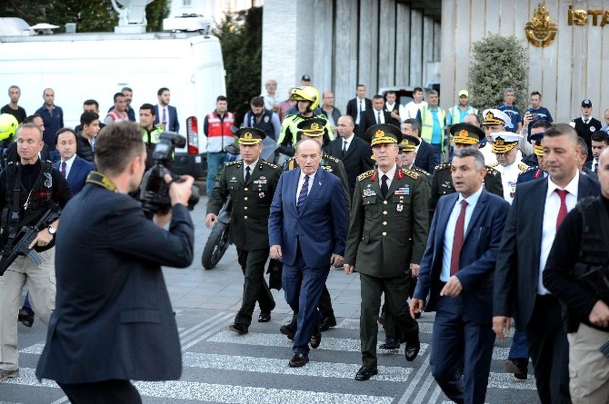 Genelkurmay Başkanı Akar, 15 Temmuz Şehidi İlhan Varank\'ın Kabrini Ziyaret Etti