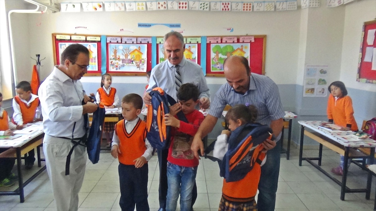 Gölbaşı\'nda Öğrencilere Çanta ve Kırtasiye Yardımı