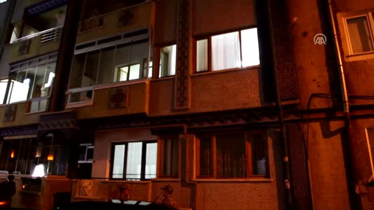 Gürpınar\'da Şehit Olan J. Uzman Çavuş Zileligil\'in Babaevi