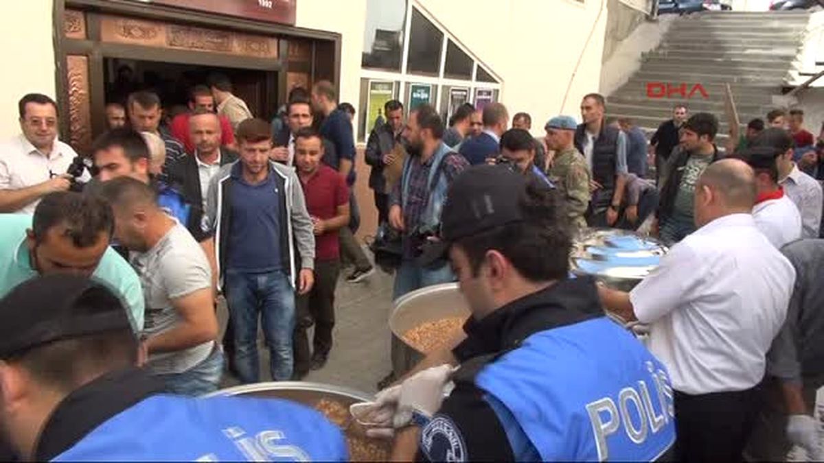 Hakkari\'de Polisten Aşure İkramı
