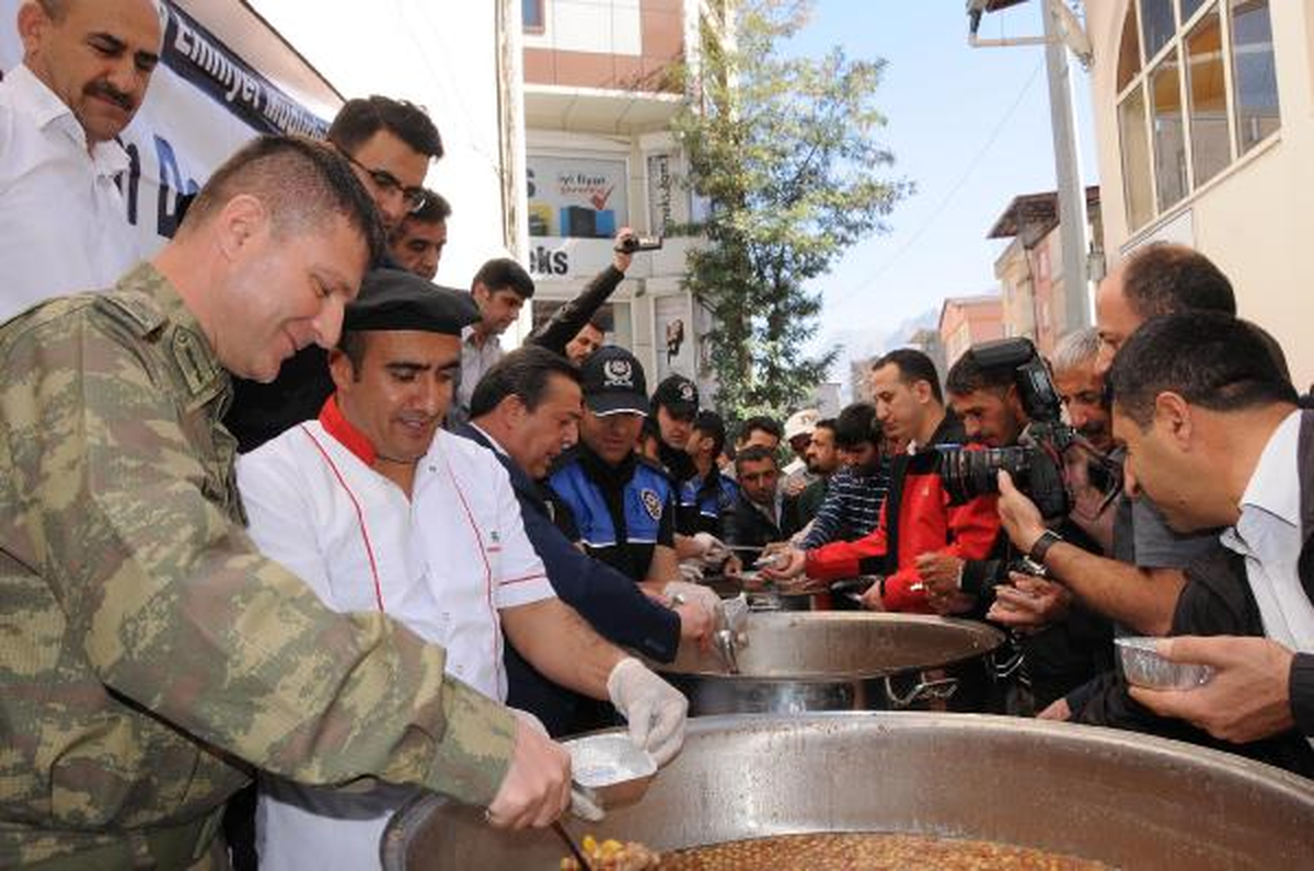 Hakkari\'de Polisten Aşure İkramı