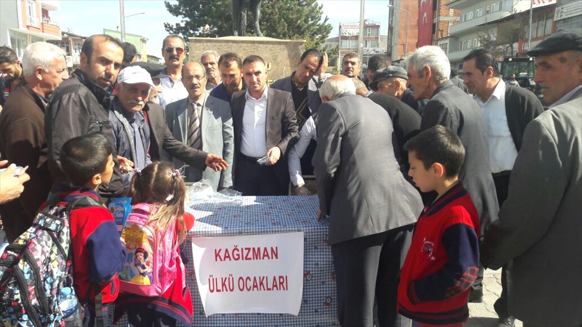 Kağızman\'da "Demokrasi Şehitleri" İçin Helva Dağıtıldı