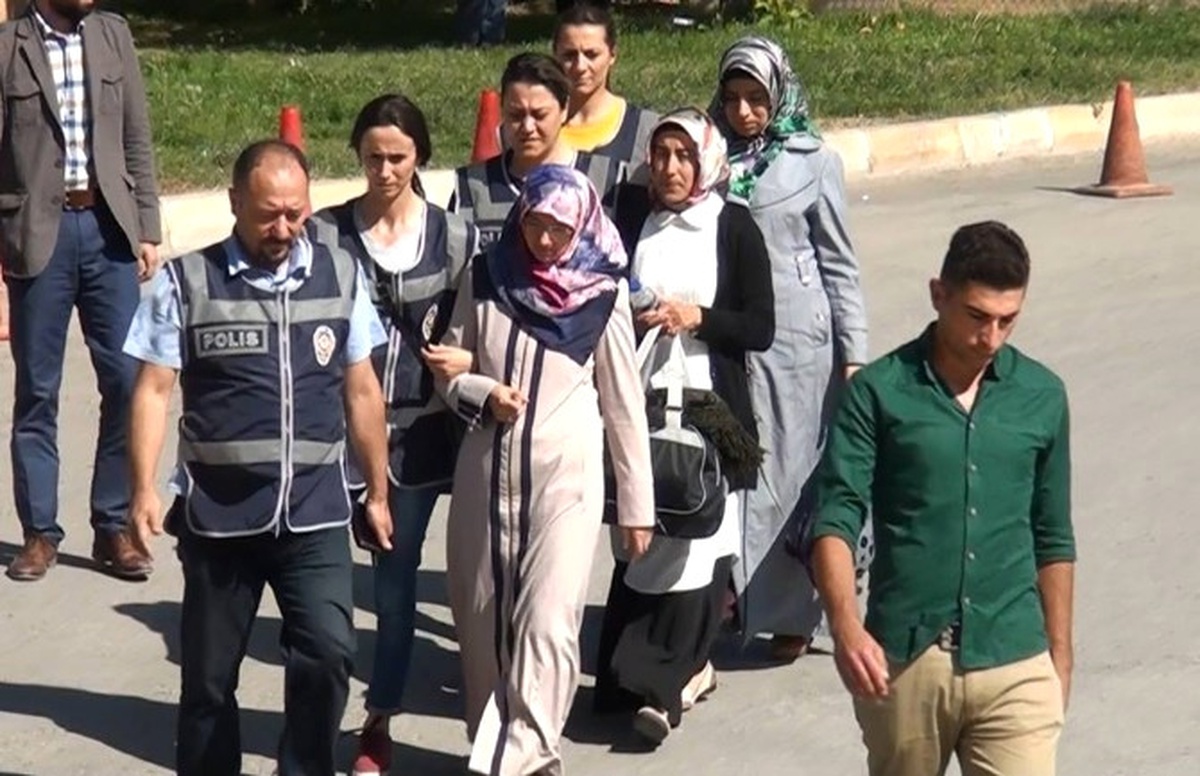 Karaman\'da Fetö\'den Gözaltına Alınan 3 Kadın Öğretmen Adliyeye Sevk Edildi
