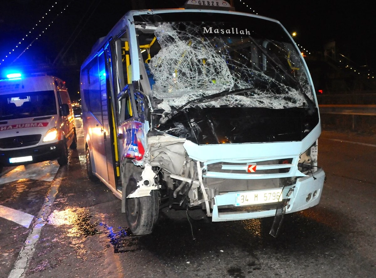 Kocaeli\'de Zincirleme Trafik Kazası: 12 Yaralı