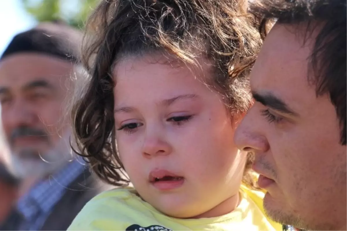 Minik Zübeyde\'den Şehit Babaya Gözüyaşlı Veda