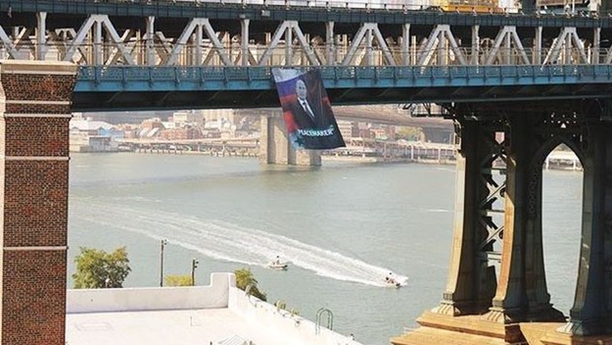 New York'un Göbeğine Putin Afişi Astılar