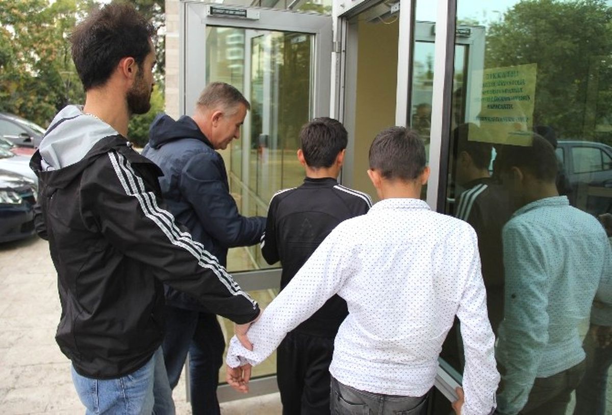 Okul Önünde Öğrencilerden Zorla Para Alan Çocuklar Yakalandı