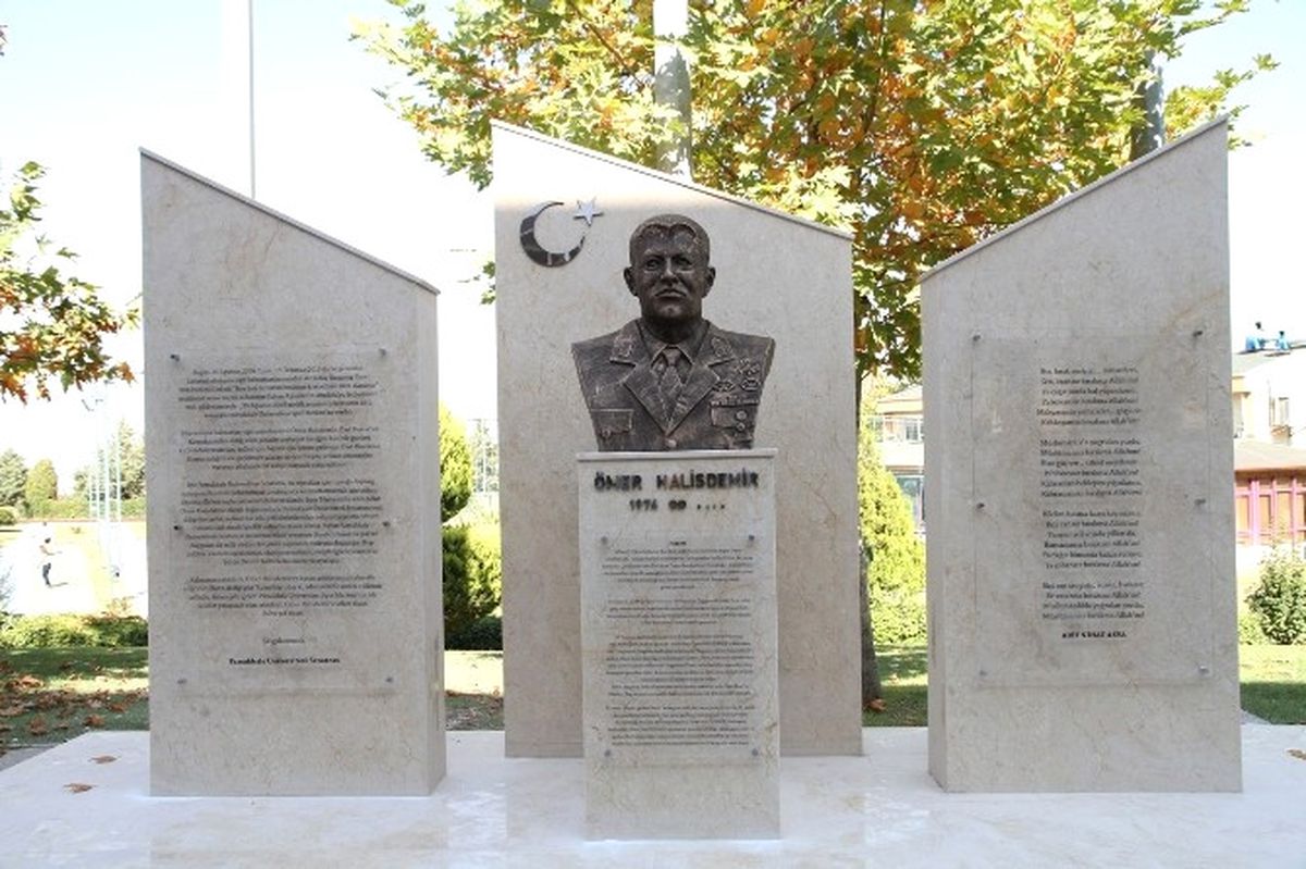 Pamukkale Üniversitesine Şehit Ömer Halisdemir\'in Büstü Dikildi